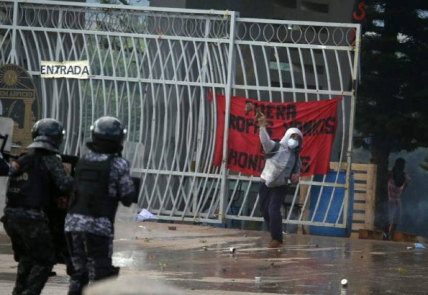 Un nuevo enfrentamiento entre integrantes del MEU y la Policía se produjo este día frente a la ciudad universitaria en Tegucigalpa.
