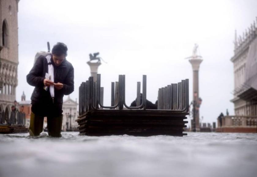Venecia debate desde hace años sobre los sistemas más adecuados para protegerse de las mareas altas, por lo que algunos han llegado incluso a proponer que sea transformada en un gigante museo, inhabitada, para evitar su desaparición.