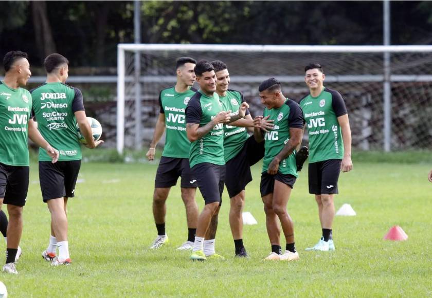 Los jugadores de Marathón le dieron su cariñito a Iván ‘Chino’ López, fichado por el club verdolaga tras salir del Motagua.
