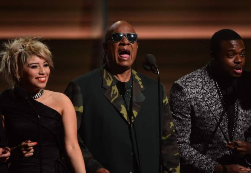 Stevie Wonder anuncia que Ed Sheeran ganó el Grammy a Canción del Año por 'Thinking Out Loud'.