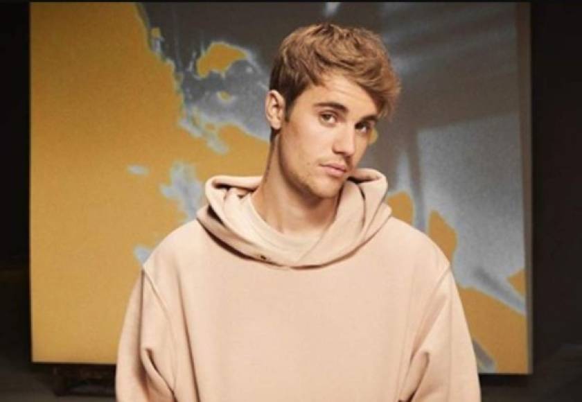 Anonymous también ha señalado algunos nombres como víctimas de abusos sexuales y uno de ellos es el cantante Justin Bieber, que presuntamente habría sufrido abusos sexuales de niño y estaría relacionado con el Pizzagate.
