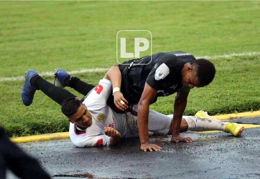 El defensa del Honduras Progreso, Oidel Pérez, le cayó encima a Michaell Chirinos en un lance del partido.