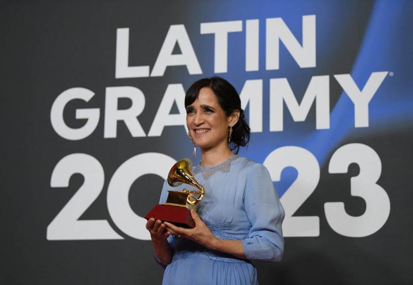  Natalia Lafourcade ganó los premios de mejor grabación del año, mejor álbum de cantautor y mejor canción de cantautor, por ‘De todas las flores’.