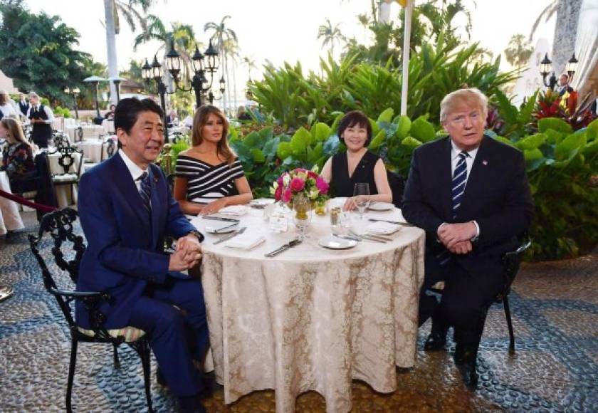 La pareja estadounidense ofreció una cena a sus pares nipones en el restaurante de Mar-a-Lago, tras la cumbre entre Trump y Abe.