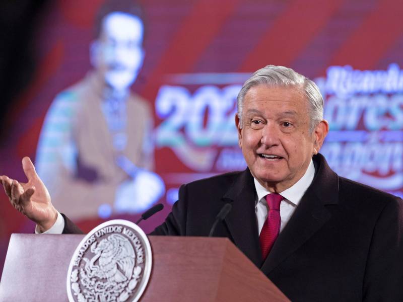López Obrador, de 68 años, anunció que dio positivo a un prueba de covid-19, por segunda vez en casi un año, tras una prueba que se práctico el lunes tras aparecer agripado en su habitual conferencia de prensa de todos los días.