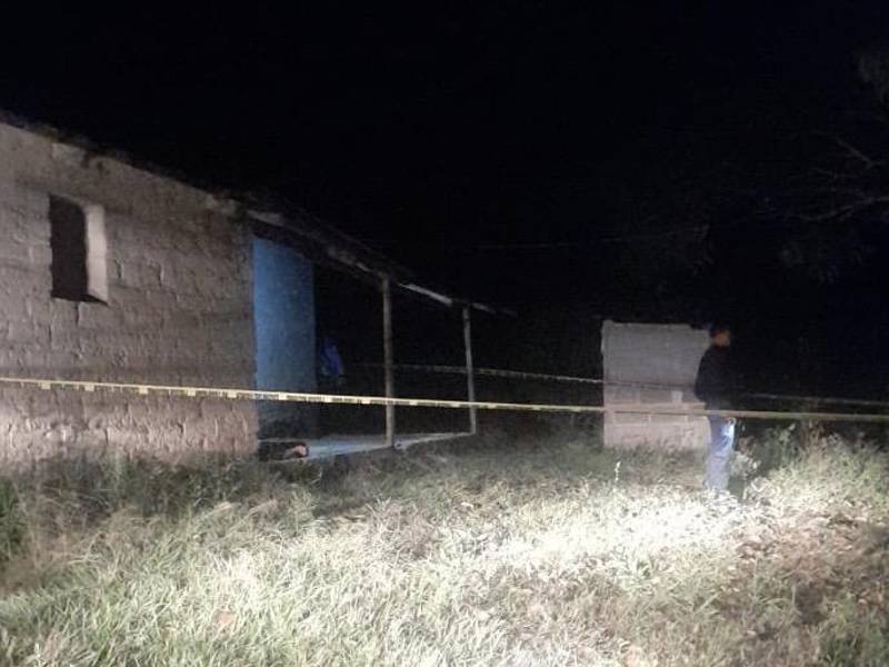 Policías acordonaron la escena del crimen para recabar indicios de cómo sucedió el hecho violento en el barrio El Cerrito, Concepción, Copán.