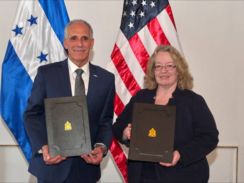 El presidente Asfura y la encargada de negocios de la Embajada de Estados Unidos, Colleen Hoey.