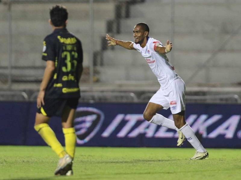 Jerry Bengtson celebrando su gol 199 en la Liga Nacional con la camisa de Olimpia.