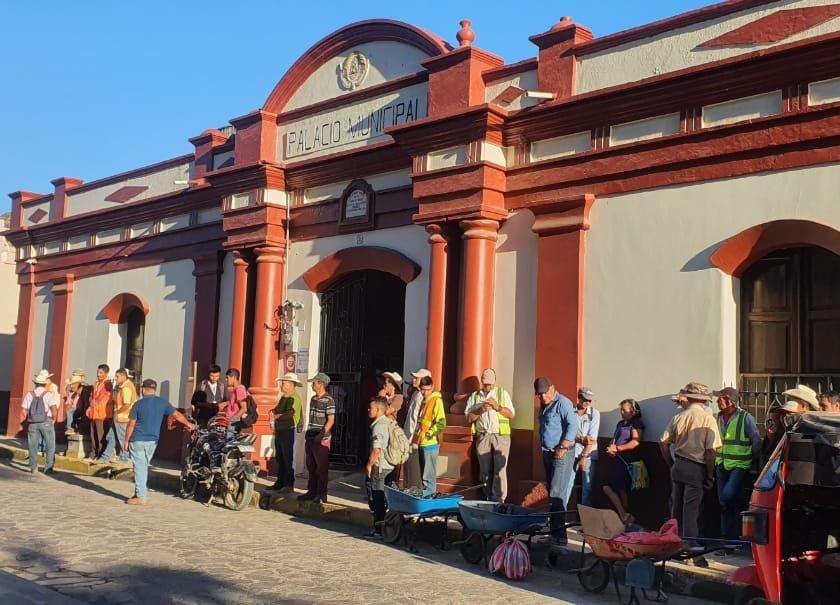 Esta mañana, empleados de la comuna protestan frente a la alcaldía de Gracias, ya que tienen varios meses sin sueldos.