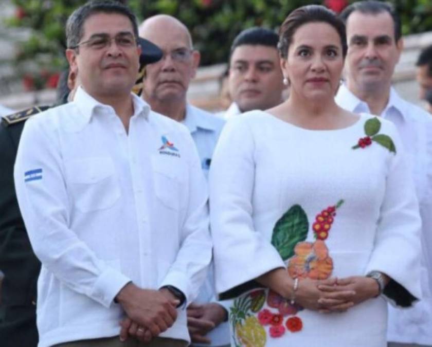 La Primera Dama utilizó su cabello recogido en un moño, además llevó consigo una cartera de mano y tacones color nude que le dieron un toque elegante a su vestimenta.