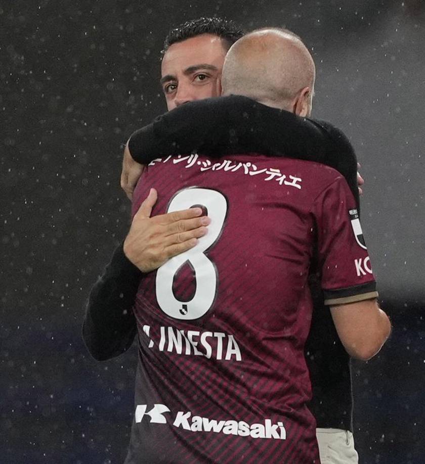 Iniesta y Xavi protagonizaron un emotivo momento cuando se fundieron en un abrazo al ser cambiado del terreno de juego en torno al minuto 80. Una sustitución que estaba planeada.