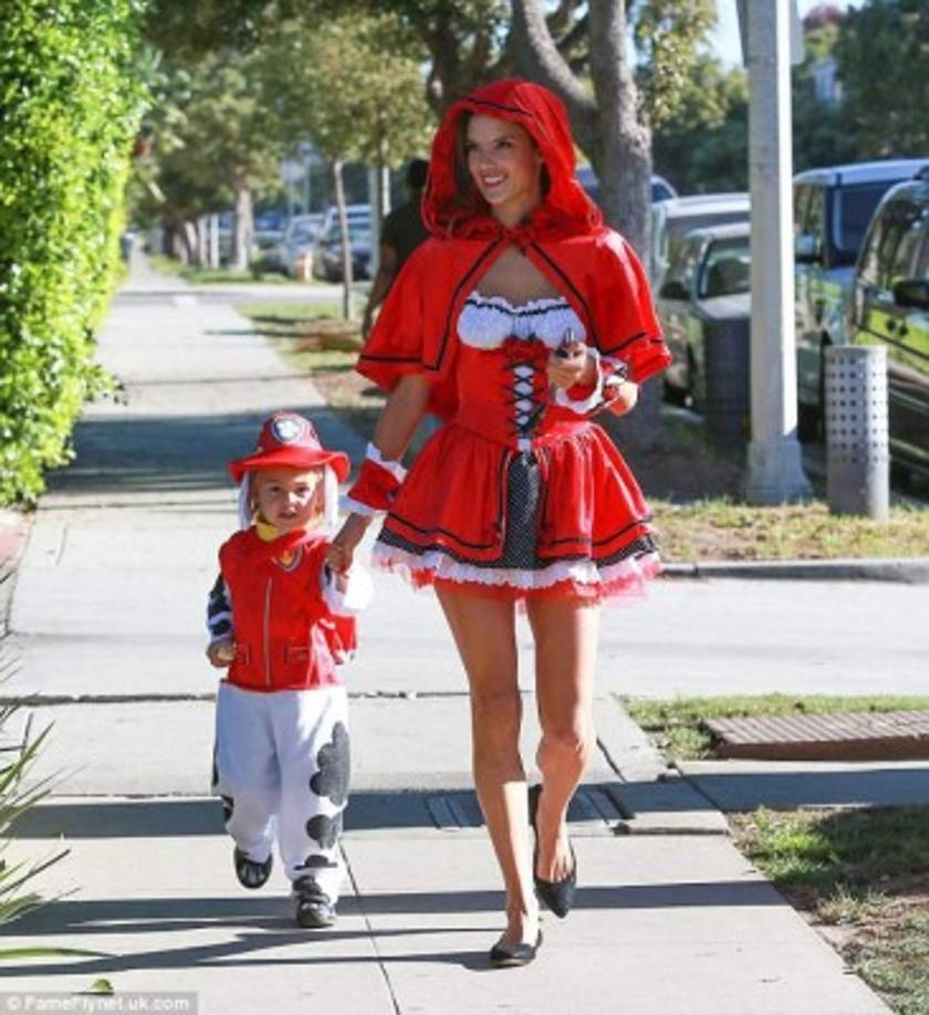 Alessandra Ambrosio se disfrazó de Caperucita Roja.