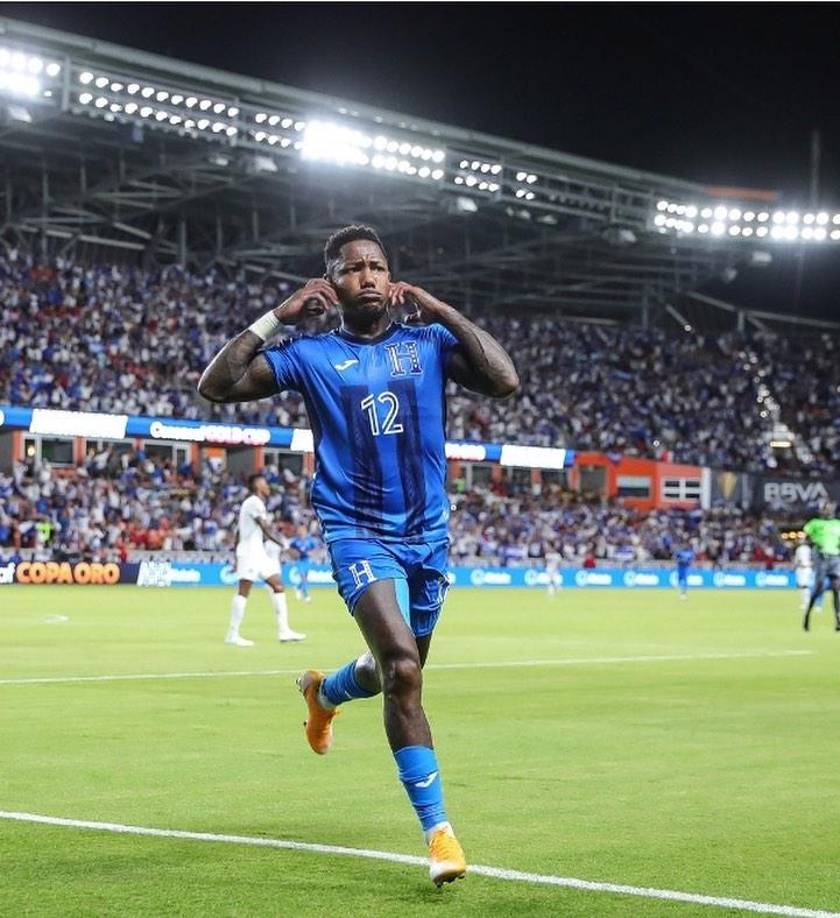 Tras estas declaraciones de Orlando Ponce sobre Francisco Martínez, Romell Quioto salió en defensa del centrocampista hondureño y le respondió de forma contundente al periodista.