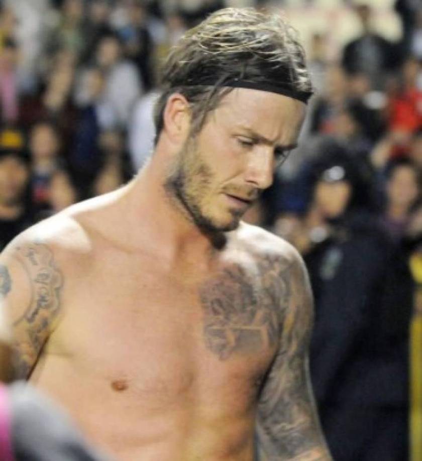 Las mujeres se desbordaron de éxtasis al ver a Beckham con el dorso desnudo y algunas con sus gritos ensordecedores sorprendieron a los policías que observaban que miraban no era normal.