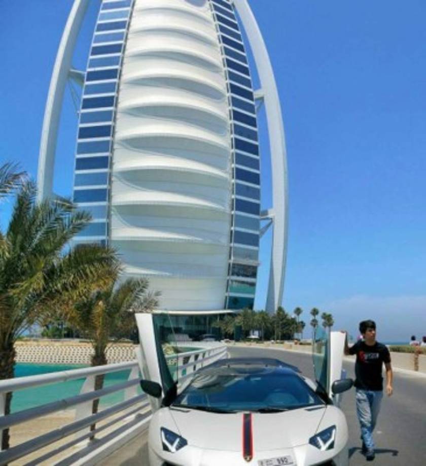 Hace 70 años Dubái era un desierto donde modestos agricultores luchaban por sobrevivir hasta que descubrieron que las tierras desérticas albergaban grandes yacimientos de petróleo. Pronto, los rascacielos inundaron uno de los Emiratos más modernos y lujosos de Arabia.