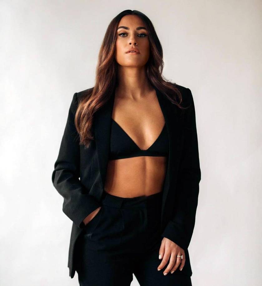 Kaylee Ramman nació el 27 de diciembre de 1994 en La Haya, Países Bajos. Es diseñadora de trajes de baño utilizando el plástico de los océanos, los residuos de nylon de los vertederos y las redes de pesca fantasma. Siempre ha sentido fascinación por la naturaleza.