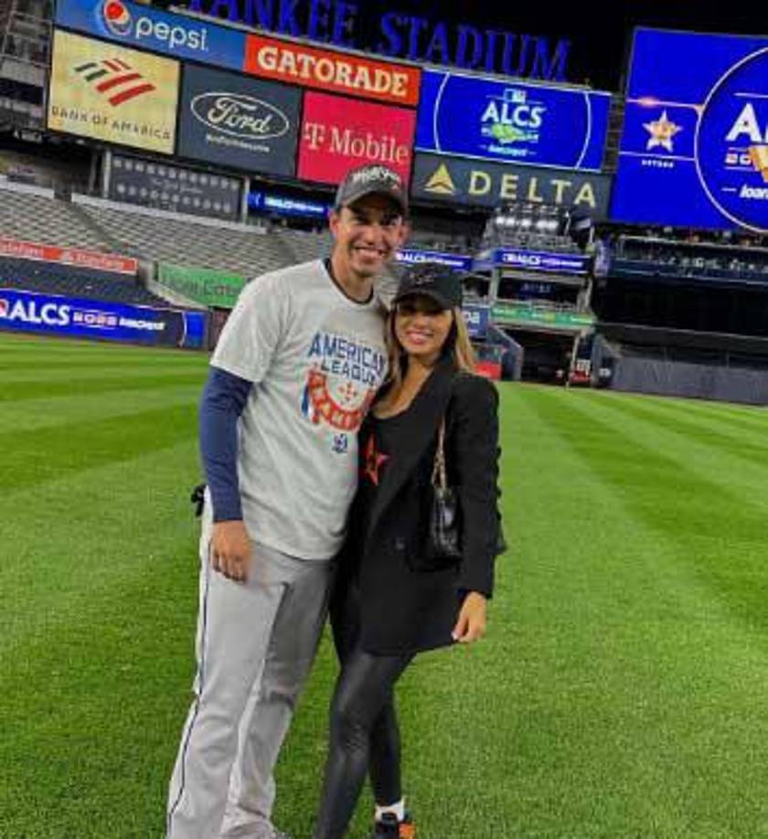 Mauricio Dubón nunca está solo. El beisbolista hondureño celebró al lado de su bella esposa Nancy Herrera.