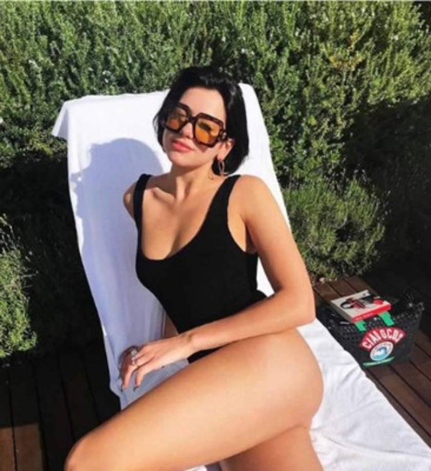 Futbolista y cantante han sido relacionados por la cadena turca, asegurando que fueron vistos juntos pese a que una vez terminado el encuentro los jugadores, cuerpo técnico y representantes del Real Madrid celebraron la victoria e iniciaron su viaje de vuelta a Madrid para celebrar junto a su afición la victoria en Kiev.