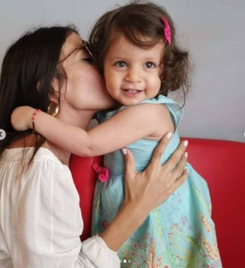 Desde llegó a este mundo la pequeñita se ha convertido en la mayor bendición y alegría de la pareja, quienes frecuentemente comparten imagenes de la niña en redes sociales.