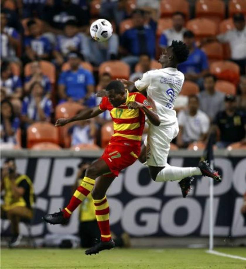Félix Crisanto le gana en el salto al defensa granadino Tyrone Sterling.