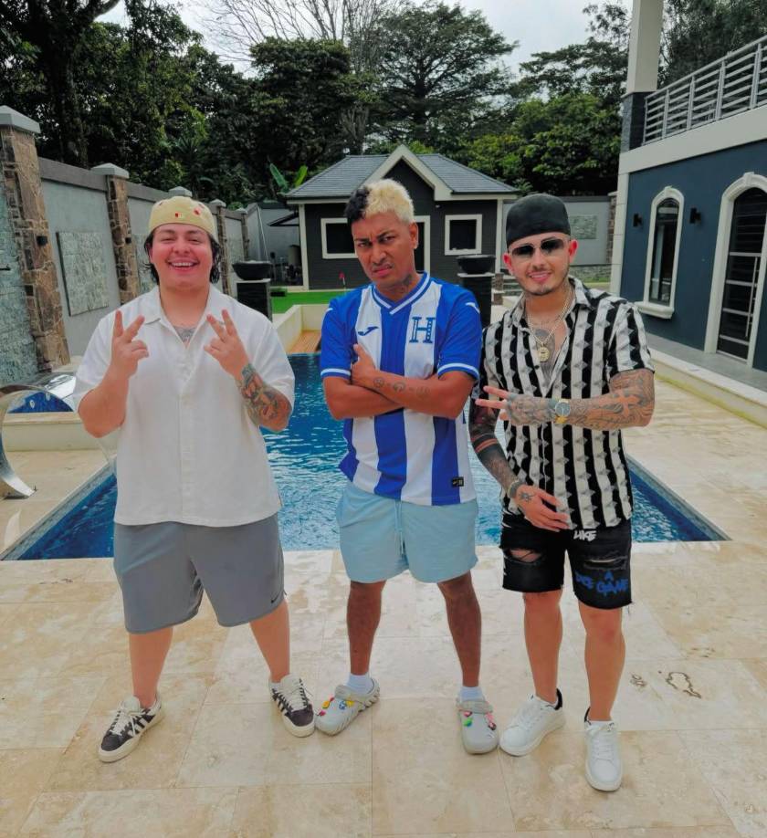 El joven en un en vivo en sus redes sociales se despidió de sus seguidores diciendo la frase “órale” y levantando la mano de una forma parecida a la que usaban las pandillas en el pasado en El Salvador.