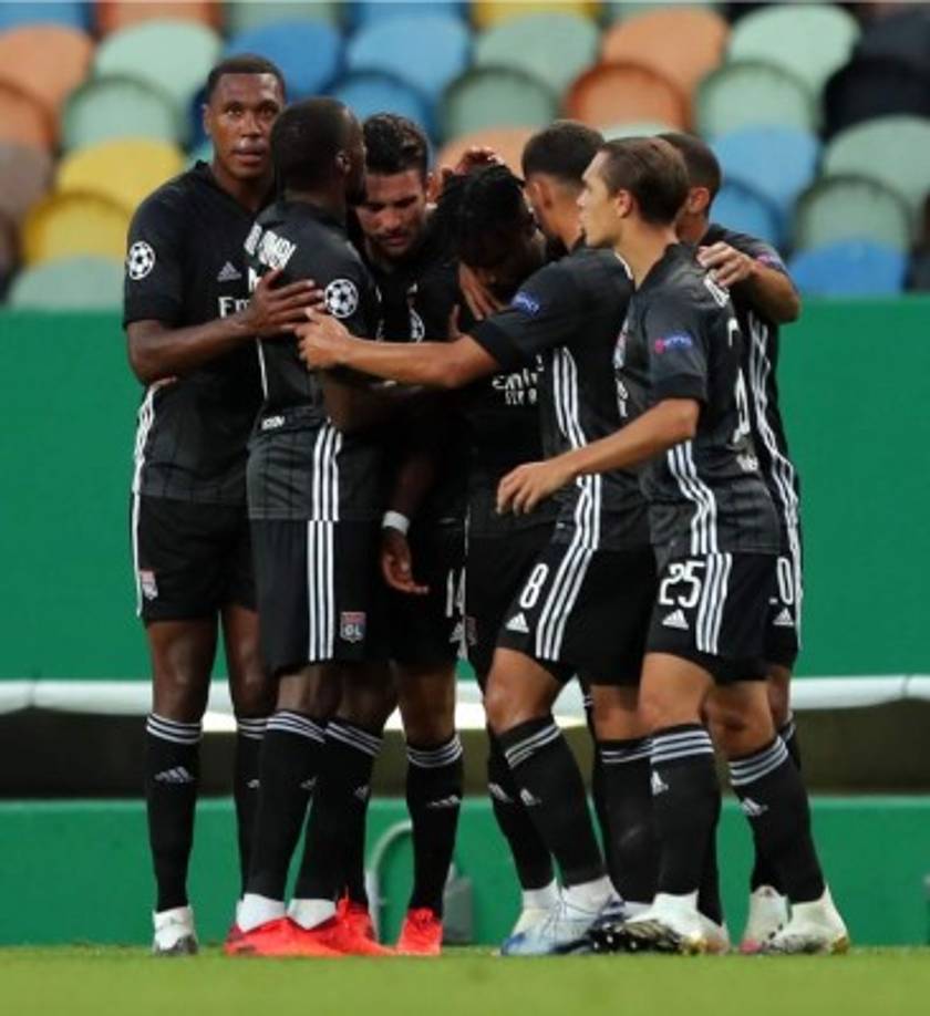 La celebración de los jugadores del Lyon tras dar el VAR por bueno el primer gol.