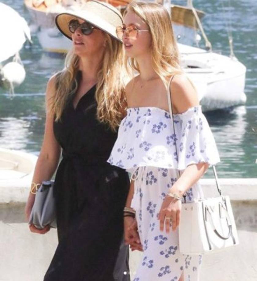 La joven también viaja alrededor del mundo acompañando a su madre en sus compromisos benéficos o de vacaciones.