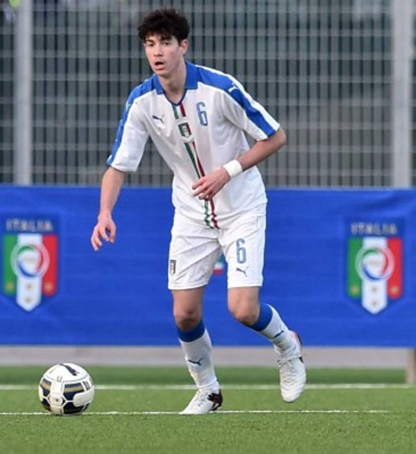 Según Di Marzio, el joven defensa del Atalanta, Alessandro Bastoni, se ha comprometido con el Inter. Para no cortar su progresión el conjunto de Milán ha decidido dejarle cedido en su club durante las dos próximas temporadas. Bastoni tiene 18 años y se desenvuelve como central.