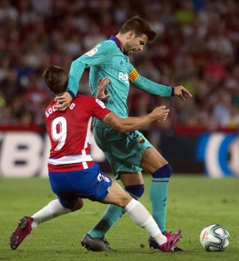 Gerard Piqué le dio un codazo a Roberto Soldado en un lance del partido y no fue amoenstado.