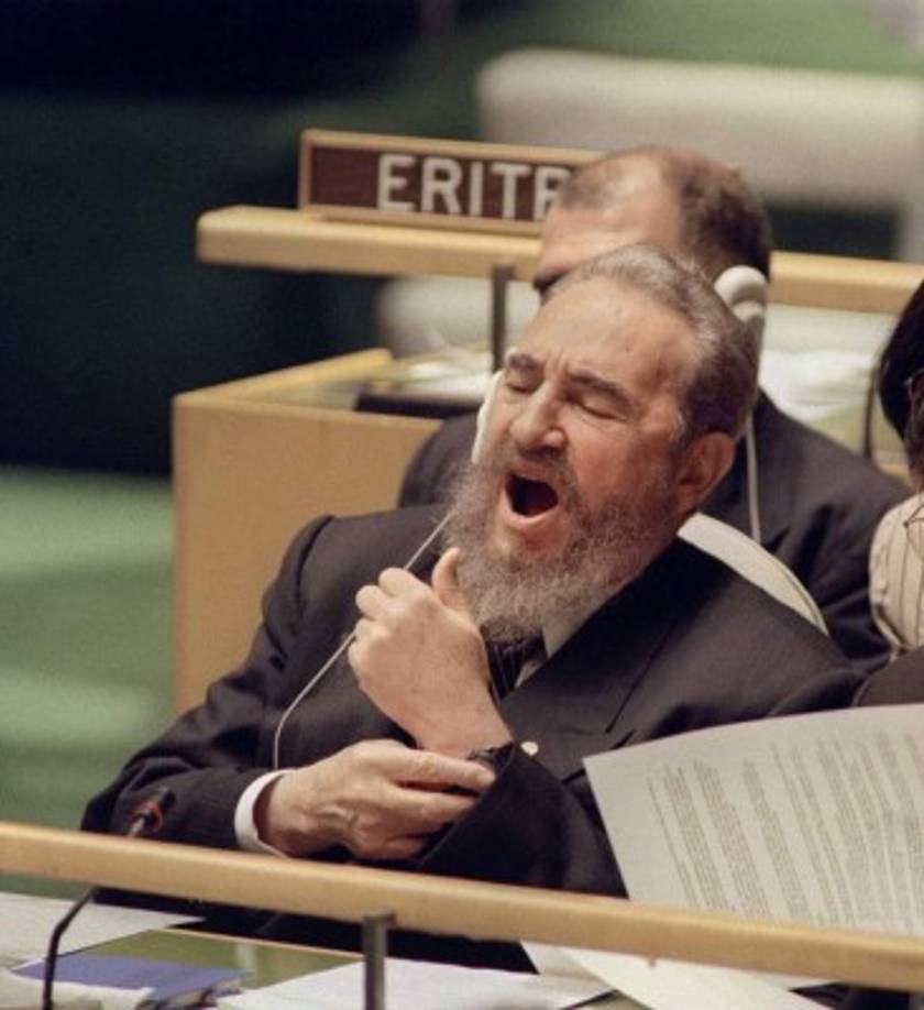 El mandatario cubano Fidel Castro bosteza en la Asamblea General de la ONU (1995) durante el discurso del expresidente de EEUU Bill Clinton.