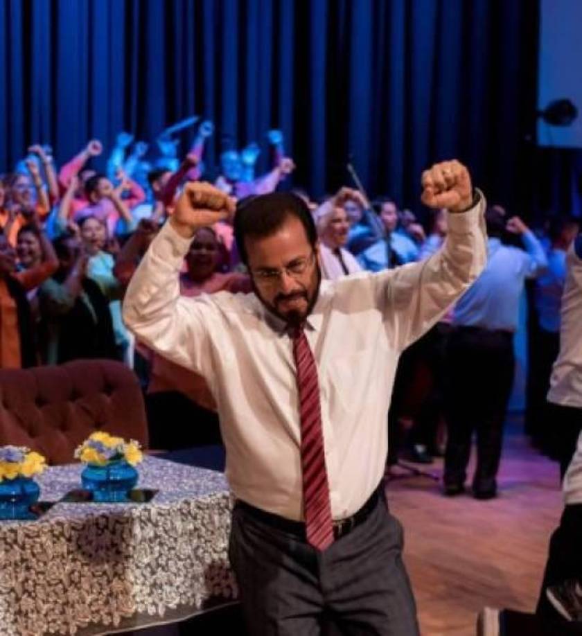 El joven defendió la postura de su padre, quien es líder de la <b>Iglesia Ebenezer</b> en <b>San Pedro Sula</b>, destacando que optó por un camino formal en lugar de “andar de manita sudada con alguien”, un comportamiento que no sería apropiado para alguien en su posición de figura pública.