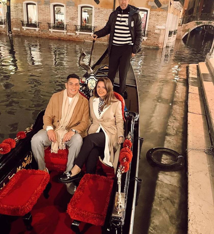 Oliver Benítez se arrodilló y le propuso matrimonio a Micaela Siro en el Gran Canal de Venecia, Italia, en febrero de 2023.