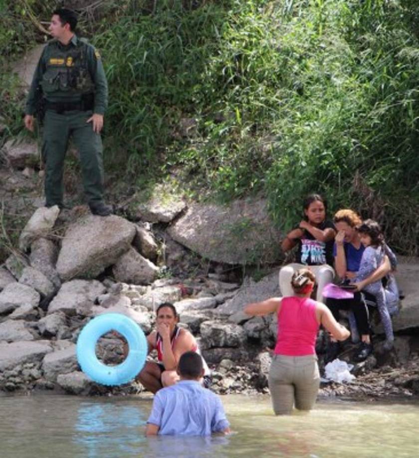 Los migrantes se entregaron a la Patrulla Fronteriza tras cruzar a territorio estadounidense.