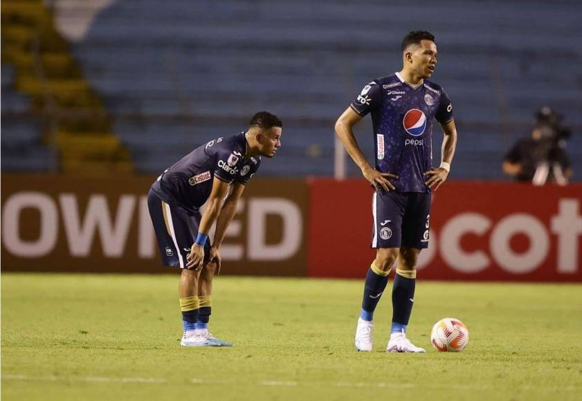 Carlos Meléndez y Walter Martínez, con rostros tristes por la derrota de Motagua ante Tigres.