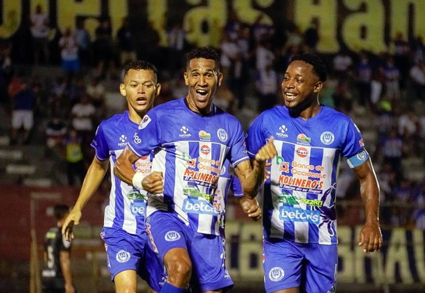 El cubano Yaudel Lahera celebrando el gol que abrió el marcador para el Victoria ante Honduras Progreso.