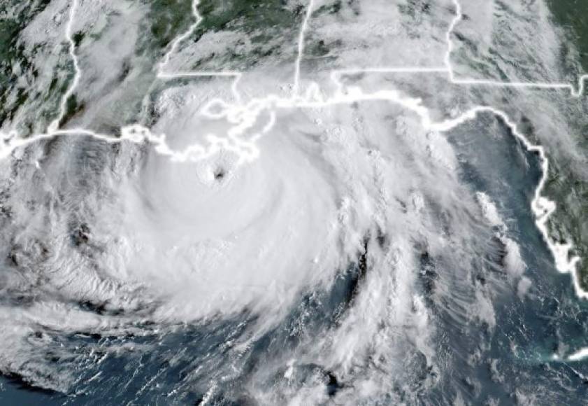 El 'extremadamente peligroso' huracán Ida se intensificó a categoría 4 la madrugada de este domingo acompañado de vientos de 209 km/h e intensas lluvias que ya azotan varias zonas del sur de Estados Unidos provocando inundaciones y marejadas, informaron medios locales.