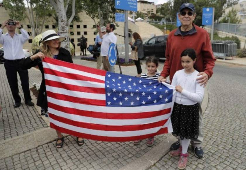 People carry the American flag outside the US consulate in Jerusalem, on May 13, 2018, adjacent to the 'Diplomat Hotel' which will host the new US embassy. / AFP PHOTO / Ahmad GHARABLI