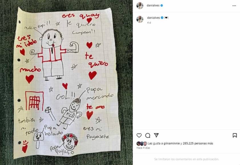 El hispano-brasileño también ha recuperado su normalidad en redes sociales, donde colgó hace unos días un dibujo de su hija pequeña. Eso sí, Alves ha desactivado la opción de comentar las publicaciones.