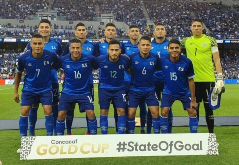 El 11 titular de El Salvador posando previo al partido ante Honduras: Henry Hernández, Bryan Tamacas, Iván Mancía, Roberto Domínguez, Jonathan Jiménez, Darwin Cerén, Narciso Orellana, Óscar Cerén, Marvin Monterroza, Juan Carlos Portillo y Nelson Bonilla.