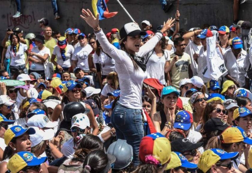 Las protestas contra Maduro, que exigen elecciones generales como solución a la crisis política y económica, dejan 36 muertos y centenares de heridos y detenidos desde que comenzaron a principios de abril, según la Fiscalía.