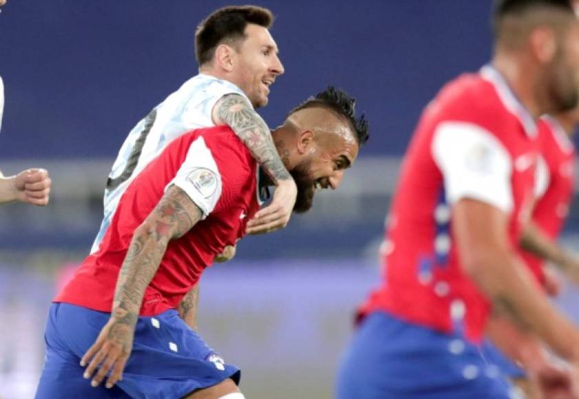En pleno partido, Messi no se contuvo y terminó abrazando al chileno Arturo Vidal...