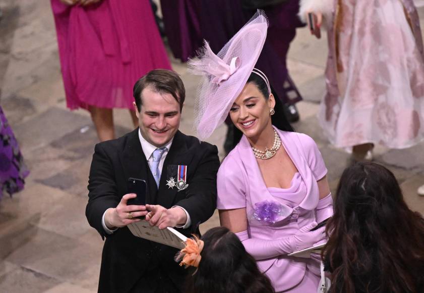 Y es que varios invitados a la ceremonia, entre ellos algunos miembros de la realeza, se tomaron varias “selfies” con la cantante norteamericana. 