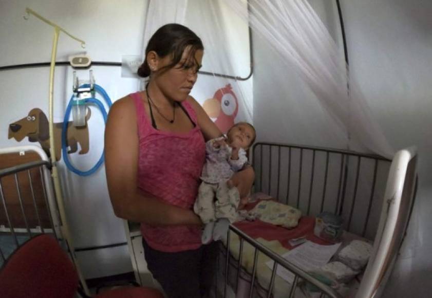Un bebé desnutrido internado en el hospital de Maracay, Venezuela.