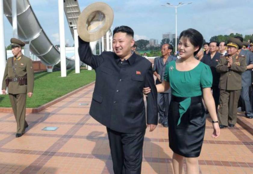 En las pocas fotografías que hay suyas suele aparecer con tacones altos y vestidos coloridos y atrevidos por los estándares del país y una sonrisa educada y dulce.