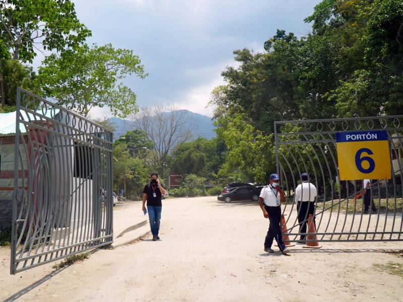 Foto de archivo de la entrada de la Unah en Tegucigalpa