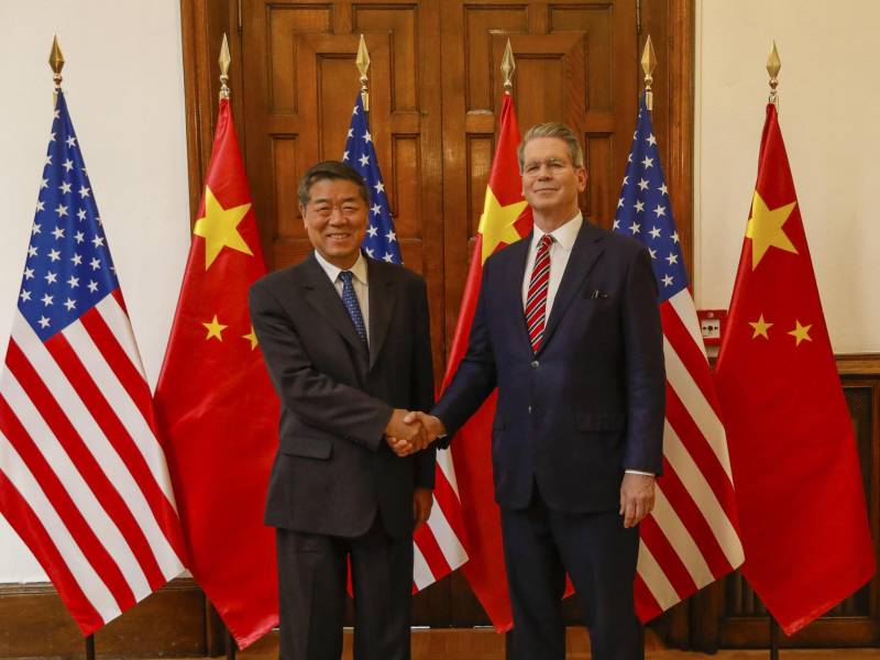 El Secretario del Tesoro de Estados Unidos, Scott Bessent en su reunión con el viceprimer ministro chino chino He Lifeng, en Madrid.