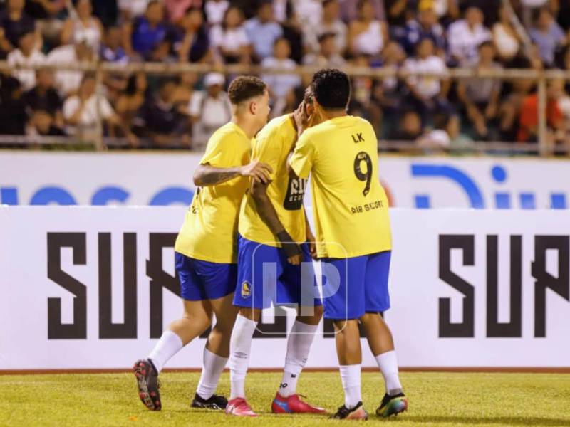 El festejo de Brasil tras anotar el primer gol de la noche.