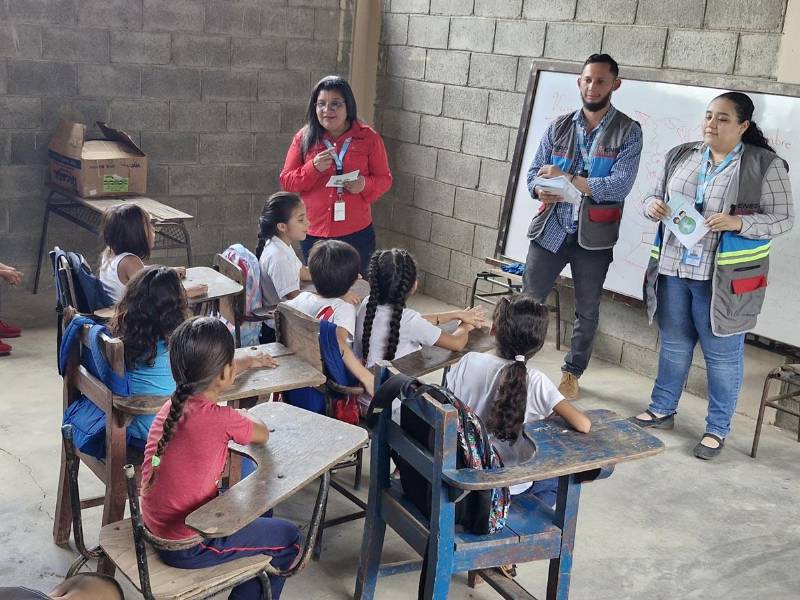Los niños estuvieron atentos durante la charla sobre ahorro de energía.