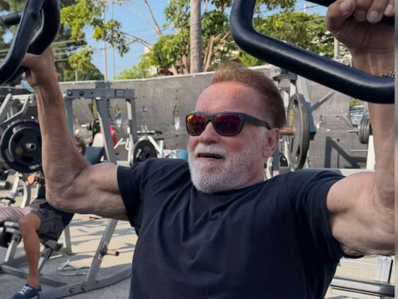Arnold Schwarzenegger volvió a demostrar que la disciplina sigue siendo uno de los pilares de su vida. El actor, empresario y exgobernador de California celebró su cumpleaños número 79 realizando una de las actividades que lo ha acompañado durante más de seis décadas: entrenar con pesas en el gimnasio.