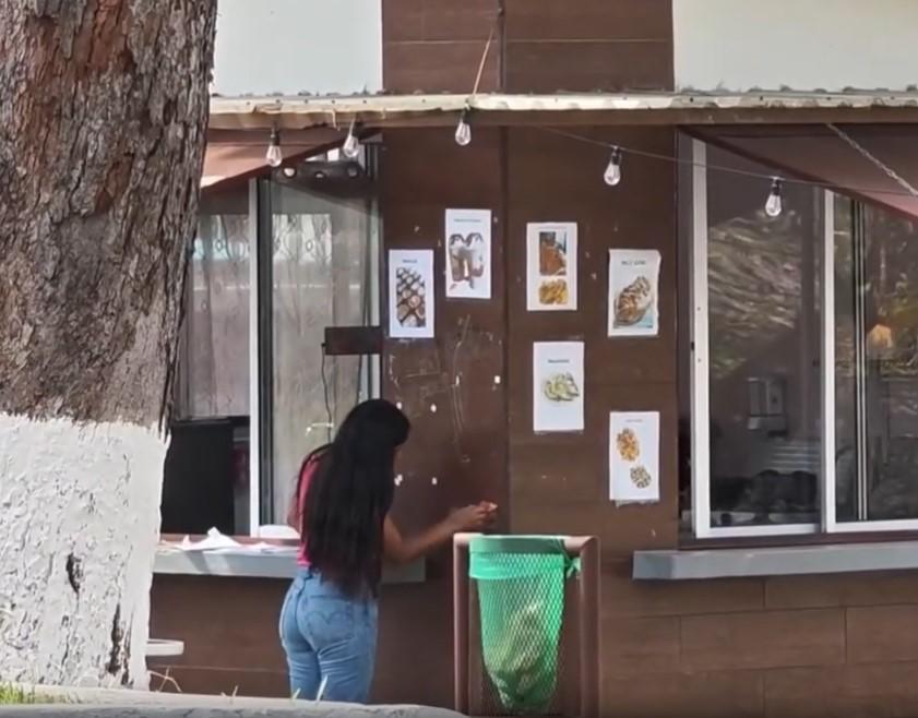 Hondureño llena de grafiti un parque, lo sube a redes; su papá lo entrega a las autoridades